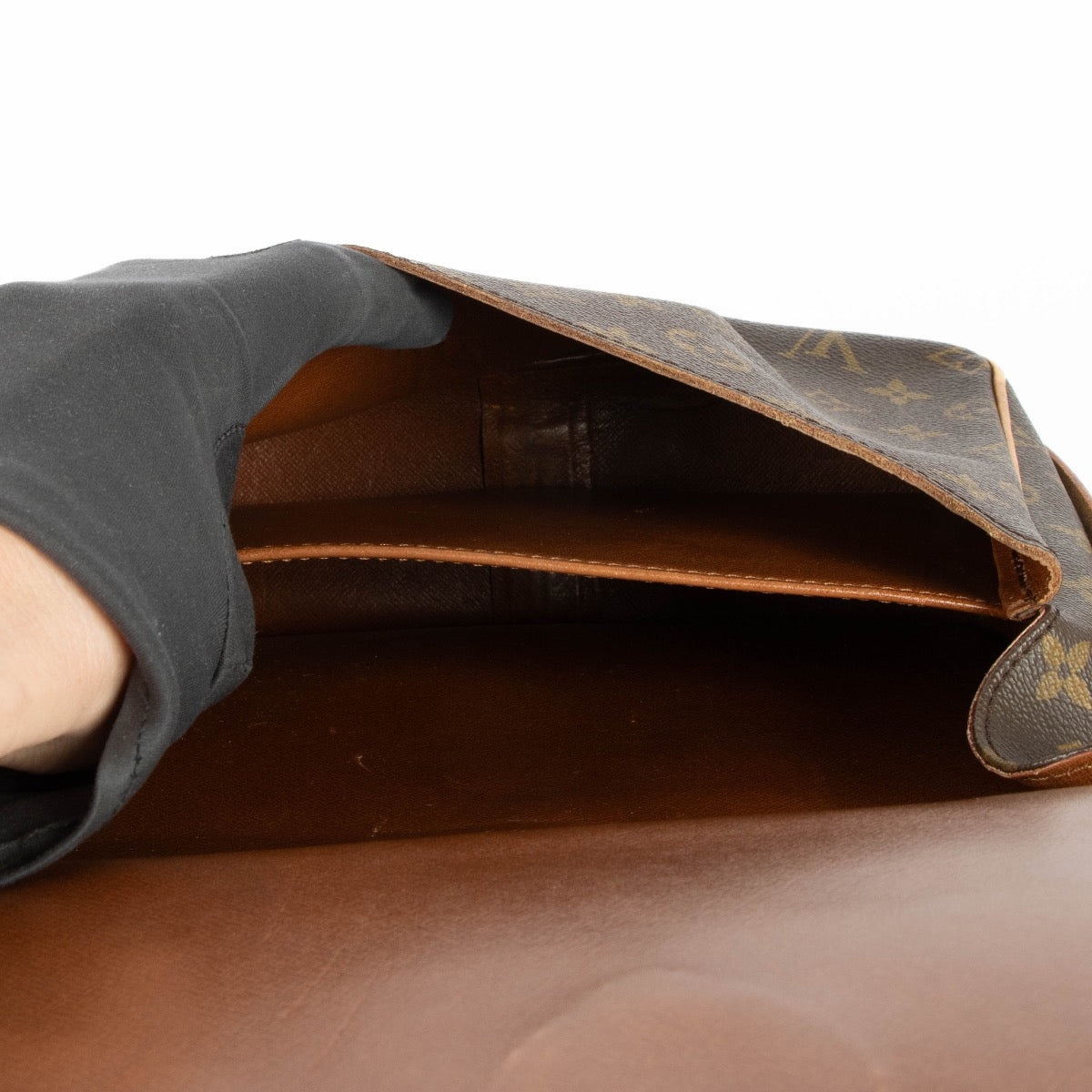 Authentic pre-loved Louis Vuitton Monogram Catourchiere MM Crossbody Bag on Labellov.com