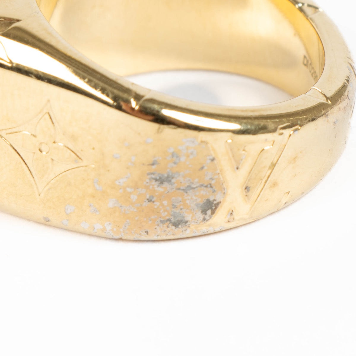 Authentic pre-loved Louis Vuitton Gold-tone Signet Ring - Size M on Labellov.com