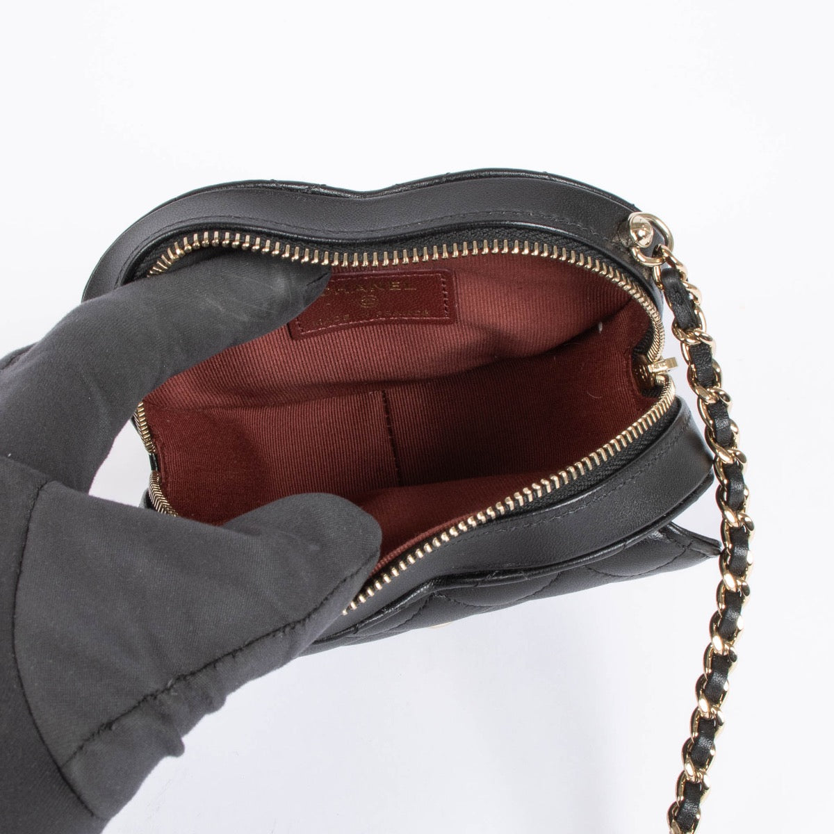 Shop safe online at Labellov in Antwerp, Brussels and Knokke this 100% authentic second hand Chanel Black Lambskin Heart with Chain