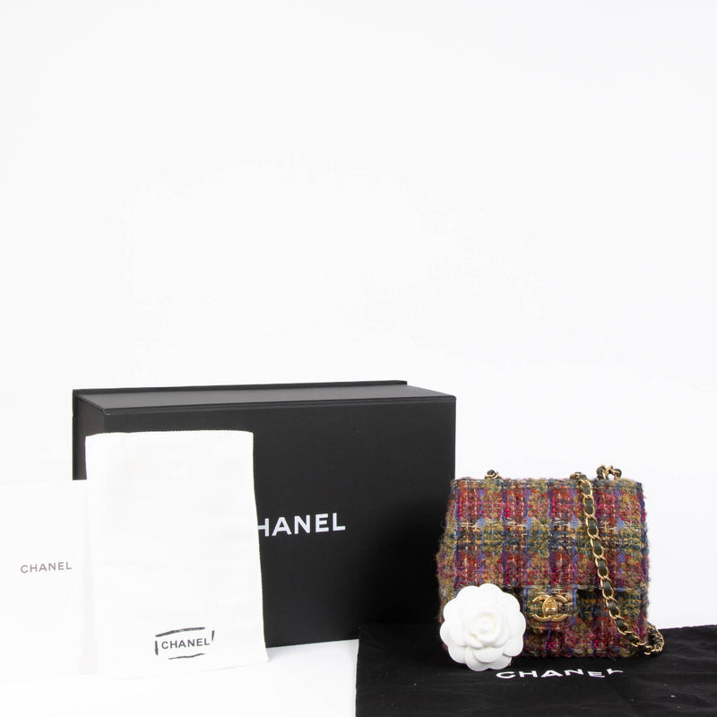 Shop safe online at Labellov in Antwerp, Brussels and Knokke this 100% authentic second hand Chanel Tweed Classic Square Mini