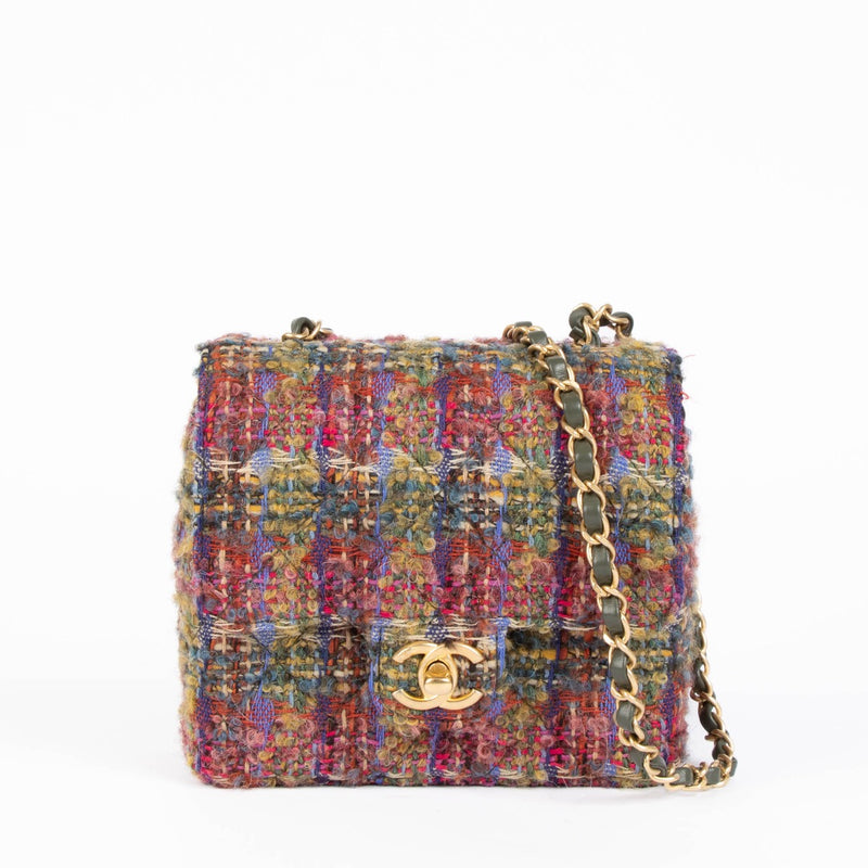 Shop safe online at Labellov in Antwerp, Brussels and Knokke this 100% authentic second hand Chanel Tweed Classic Square Mini