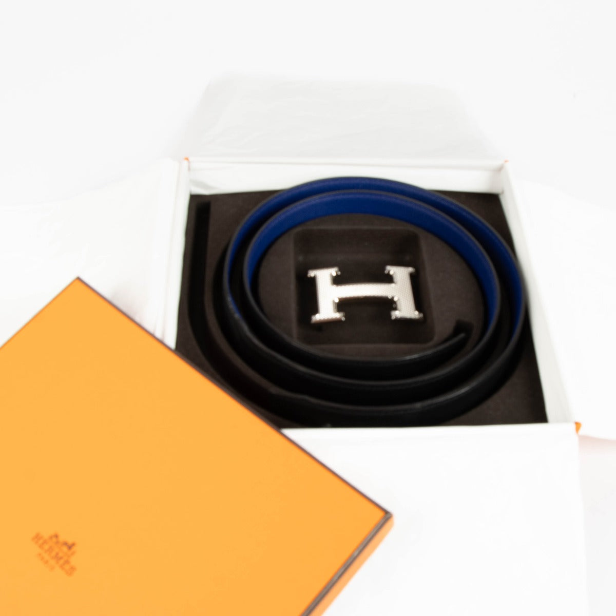 Shop this 100% authentic Hermès Black/Blue Leather H Guilloché Reversible Belt 32 mm in size 85 cm at Labellov.com