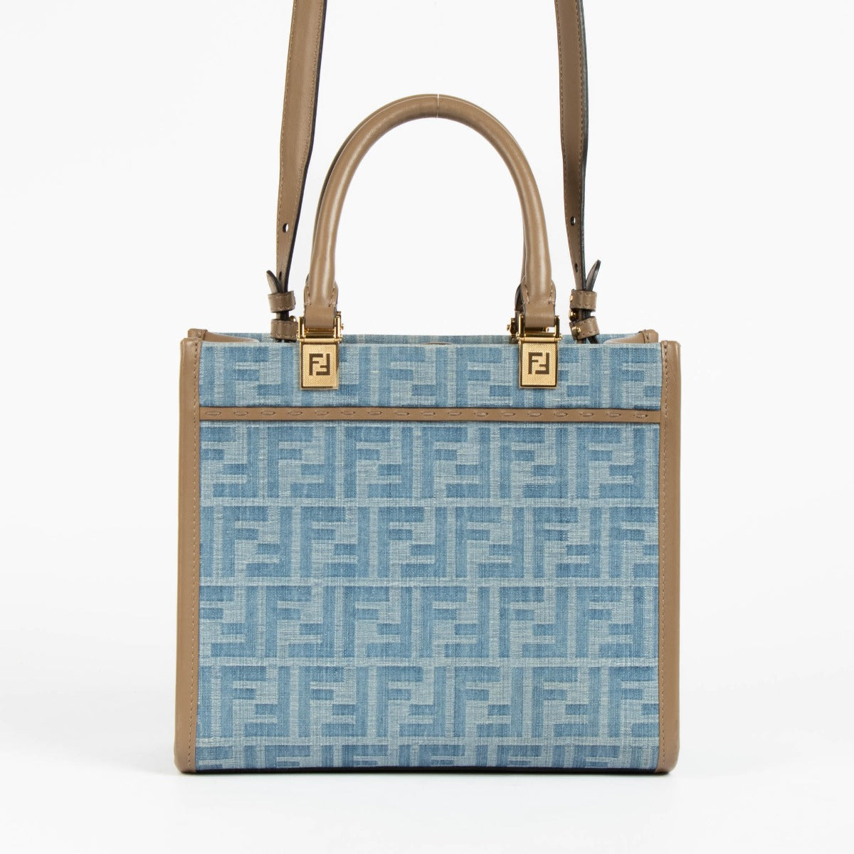 Shop safe online at Labellov in Antwerp, Brussels and Knokke this 100% authentic second hand Fendi Blue FF Denim Sunshine Small. Veilig online tweedehands Fendi Blue FF Denim Sunshine Small handtas kopen bij Labellov.