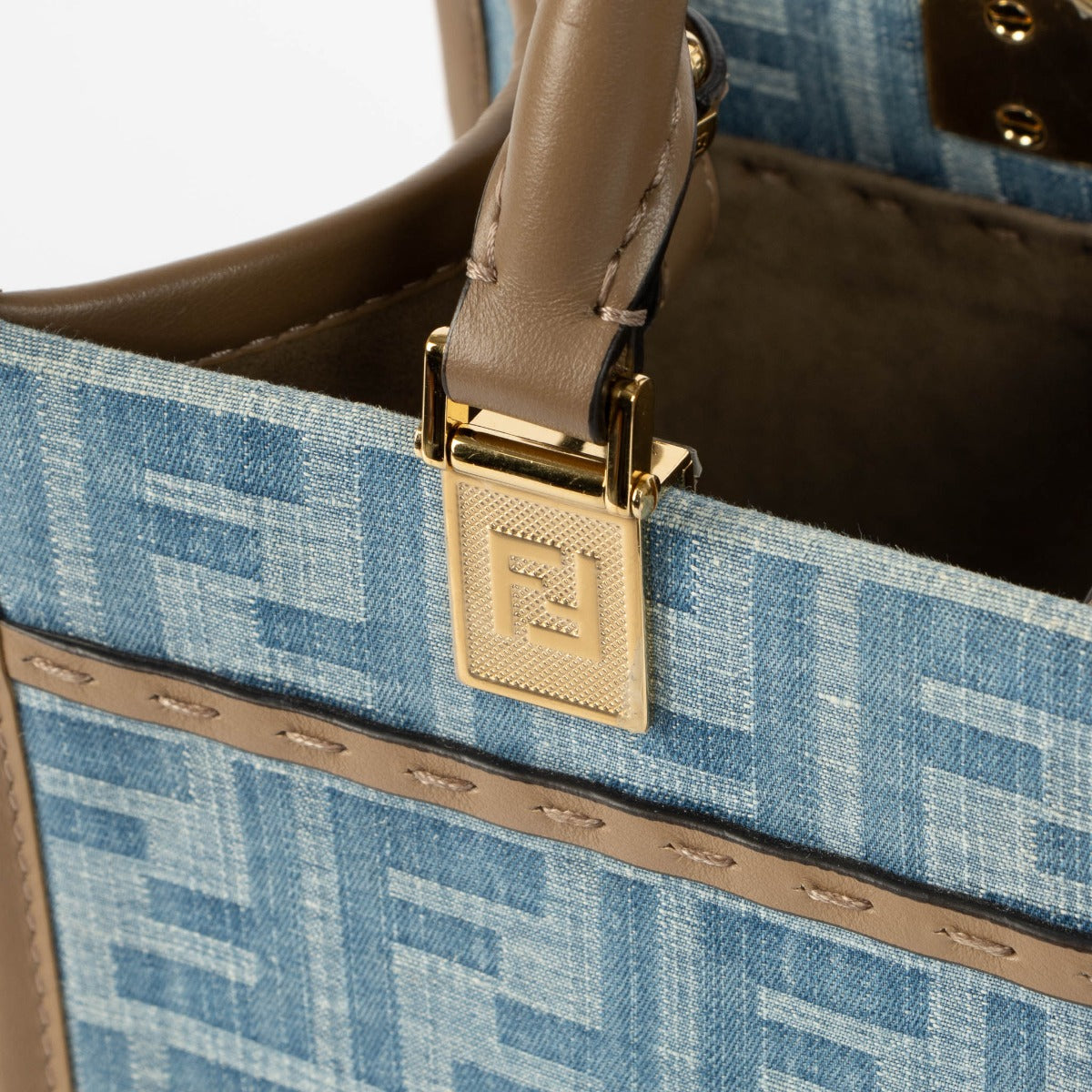 Shop safe online at Labellov in Antwerp, Brussels and Knokke this 100% authentic second hand Fendi Blue FF Denim Sunshine Small. Veilig online tweedehands Fendi Blue FF Denim Sunshine Small handtas kopen bij Labellov.