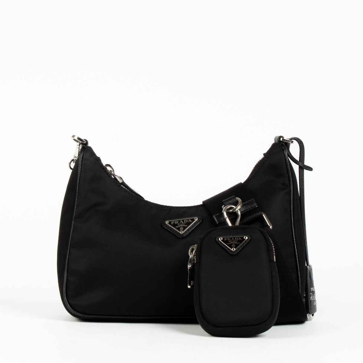 Shop safe online at Labellov in Antwerp, Brussels and Knokke this 100% authentic second hand Prada 2005 Re-edition Black Nylon Crossbody. Veilig online tweedehands authentieke Prada 2005 Re-edition Black Nylon Crossbody handtas kopen bij Labellov.