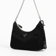Shop safe online at Labellov in Antwerp, Brussels and Knokke this 100% authentic second hand Prada 2005 Re-edition Black Nylon Crossbody. Veilig online tweedehands authentieke Prada 2005 Re-edition Black Nylon Crossbody handtas kopen bij Labellov.