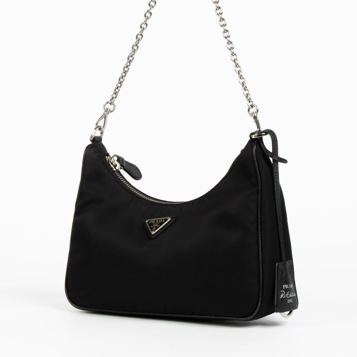 Shop safe online at Labellov in Antwerp, Brussels and Knokke this 100% authentic second hand Prada 2005 Re-edition Black Nylon Crossbody. Veilig online tweedehands authentieke Prada 2005 Re-edition Black Nylon Crossbody handtas kopen bij Labellov.