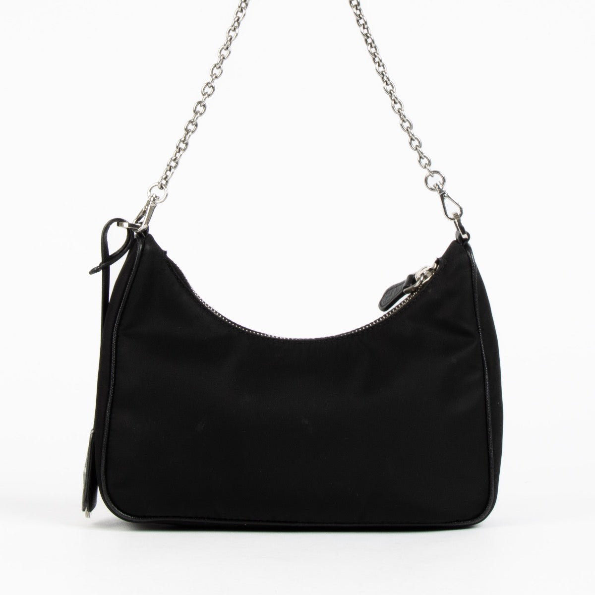 Shop safe online at Labellov in Antwerp, Brussels and Knokke this 100% authentic second hand Prada 2005 Re-edition Black Nylon Crossbody. Veilig online tweedehands authentieke Prada 2005 Re-edition Black Nylon Crossbody handtas kopen bij Labellov.