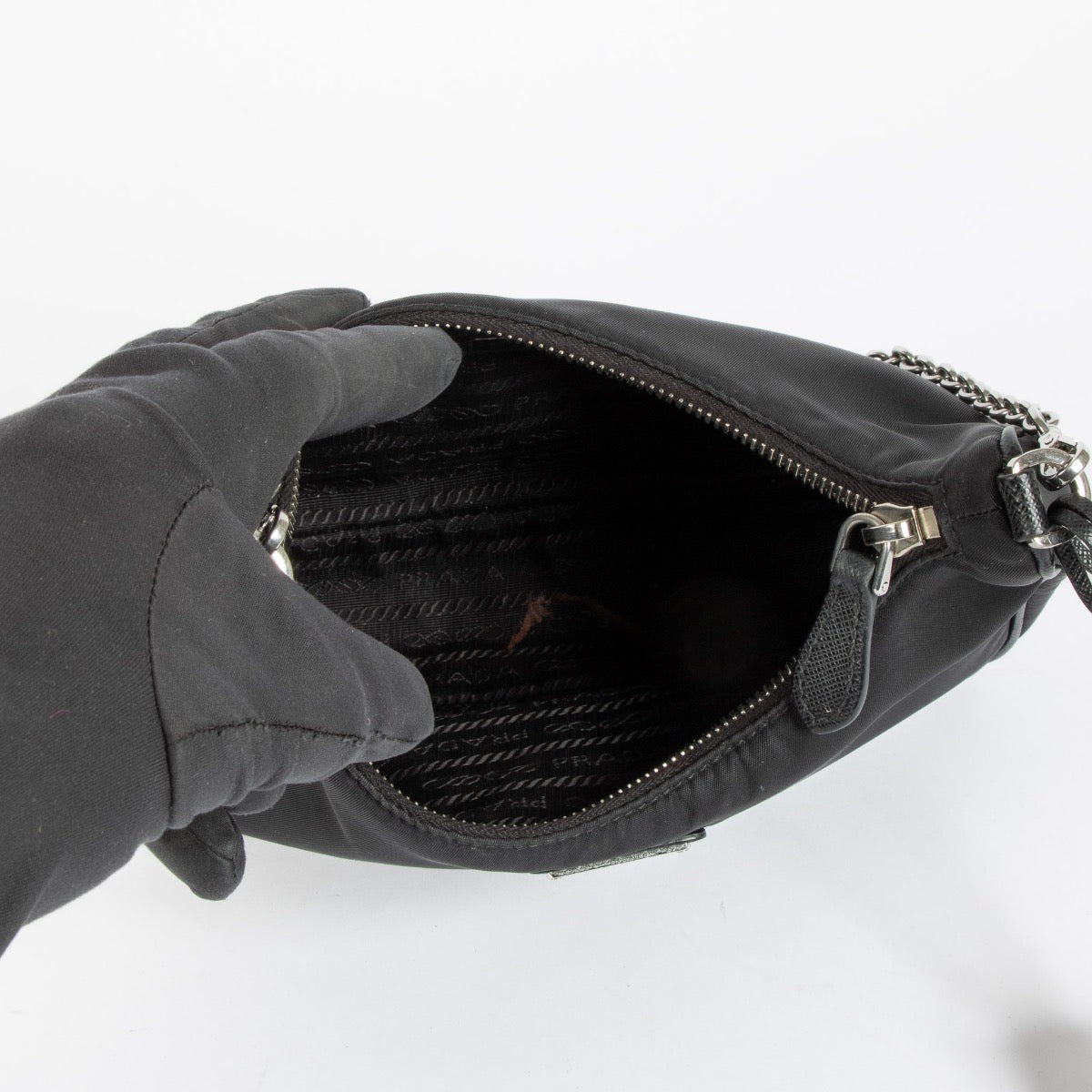 Shop safe online at Labellov in Antwerp, Brussels and Knokke this 100% authentic second hand Prada 2005 Re-edition Black Nylon Crossbody. Veilig online tweedehands authentieke Prada 2005 Re-edition Black Nylon Crossbody handtas kopen bij Labellov.