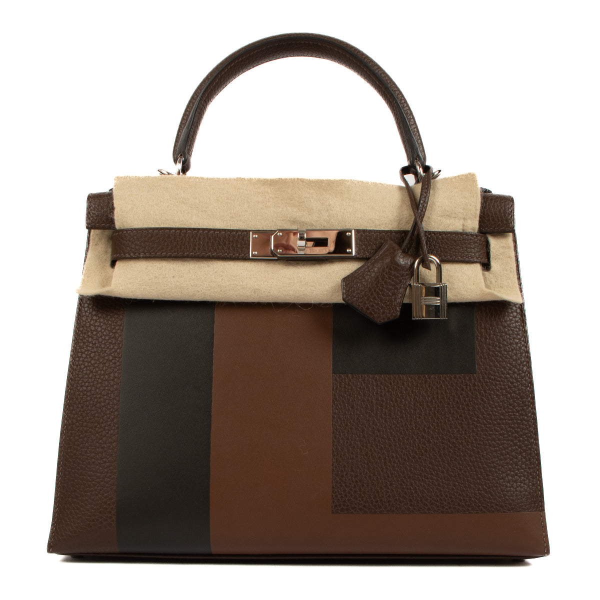 Experience the allure of the Hermès Kelly 28 Kellygraphie Lettre E – a handbag that transcends trends, now at Labellov.