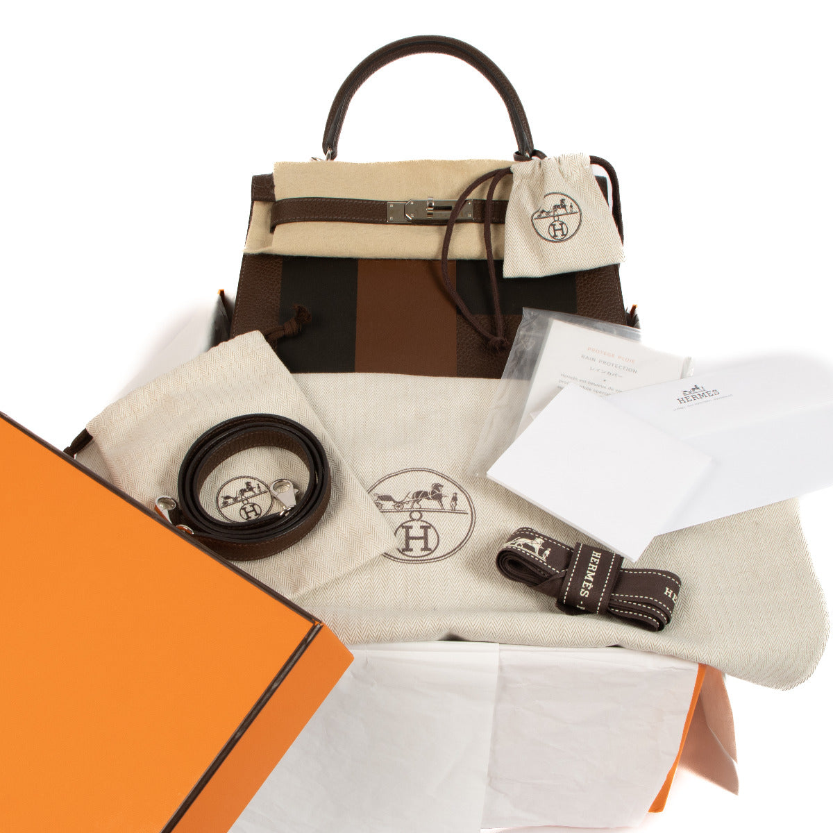 Elevate your style with the Hermès Kelly 28 Kellygraphie Lettre E from Labellov – an iconic piece showcasing meticulous craftsmanship and design.