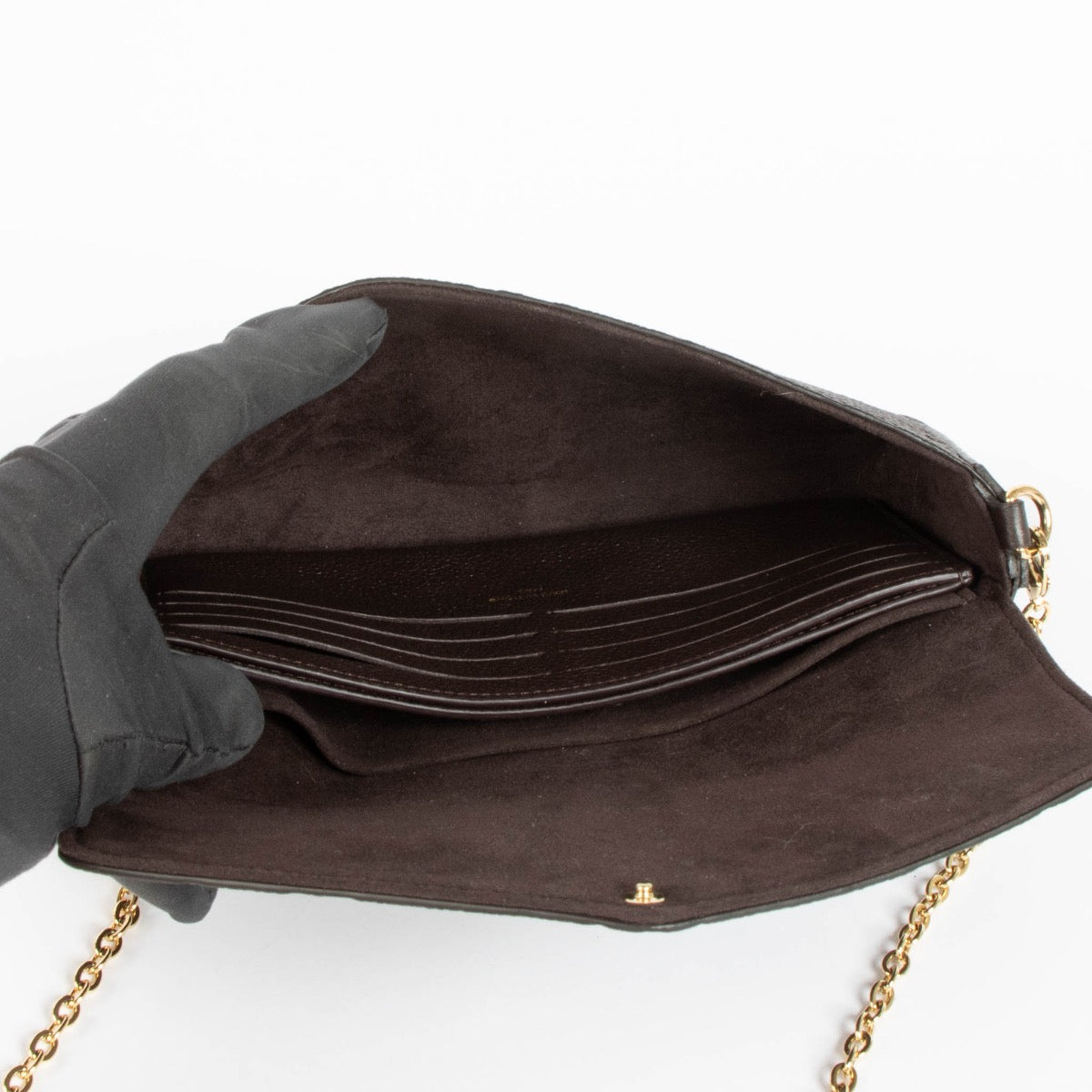 Shop safe online at Labellov in Antwerp, Brussels and Knokke this 100% authentic second hand Louis Vuitton Chocolat Empreinte Pochette Félicie