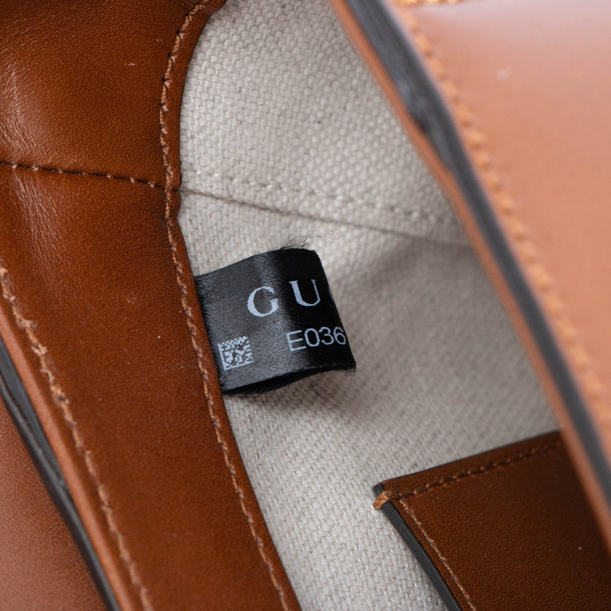 Sac bandoulière camel Gucci orné du logo en relief