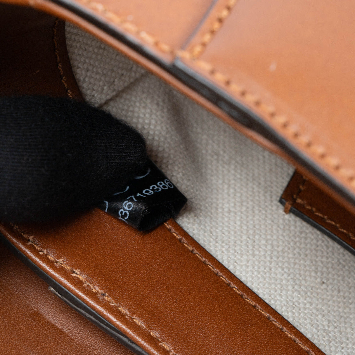 Sac bandoulière camel Gucci orné du logo en relief
