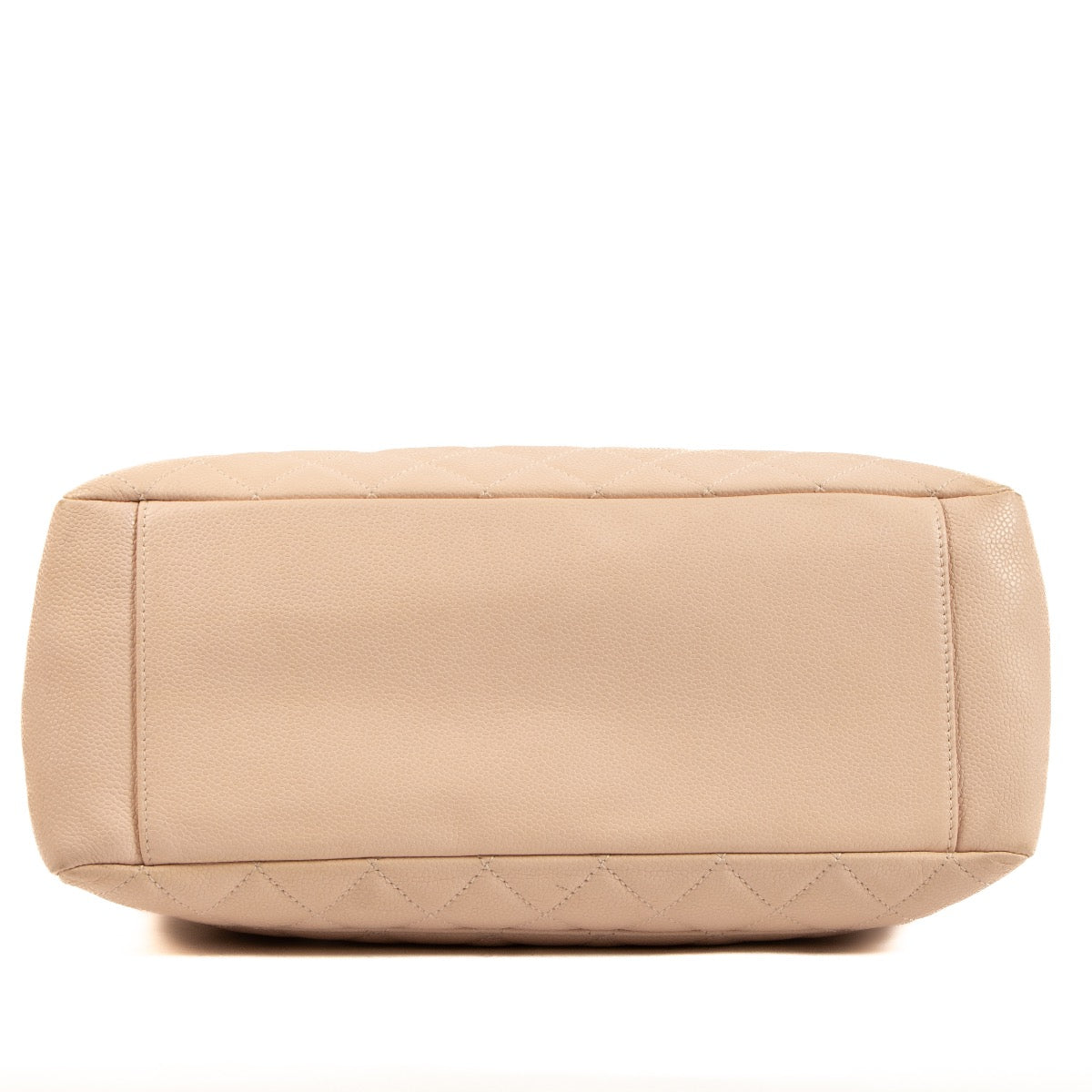 Shop safe online at Labellov in Antwerp, Brussels and Knokke this 100% authentic second hand Chanel Pale Pink Caviar Leather Grand Shopping Shoulder Bag