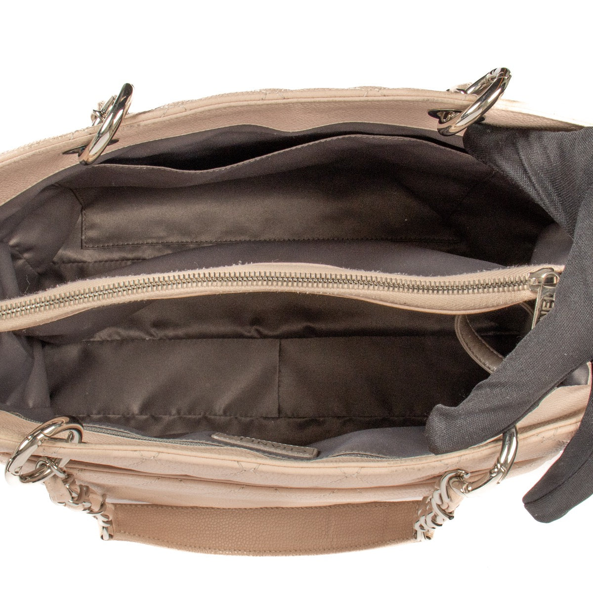 Shop safe online at Labellov in Antwerp, Brussels and Knokke this 100% authentic second hand Chanel Pale Pink Caviar Leather Grand Shopping Shoulder Bag