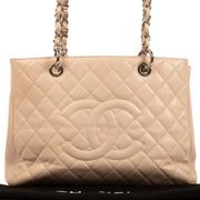 Shop safe online at Labellov in Antwerp, Brussels and Knokke this 100% authentic second hand Chanel Pale Pink Caviar Leather Grand Shopping Shoulder Bag