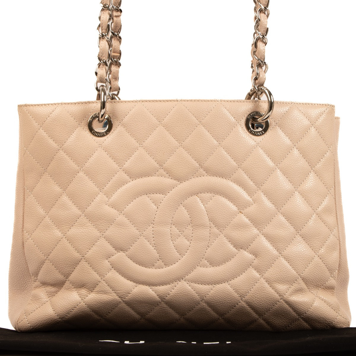 Shop safe online at Labellov in Antwerp, Brussels and Knokke this 100% authentic second hand Chanel Pale Pink Caviar Leather Grand Shopping Shoulder Bag