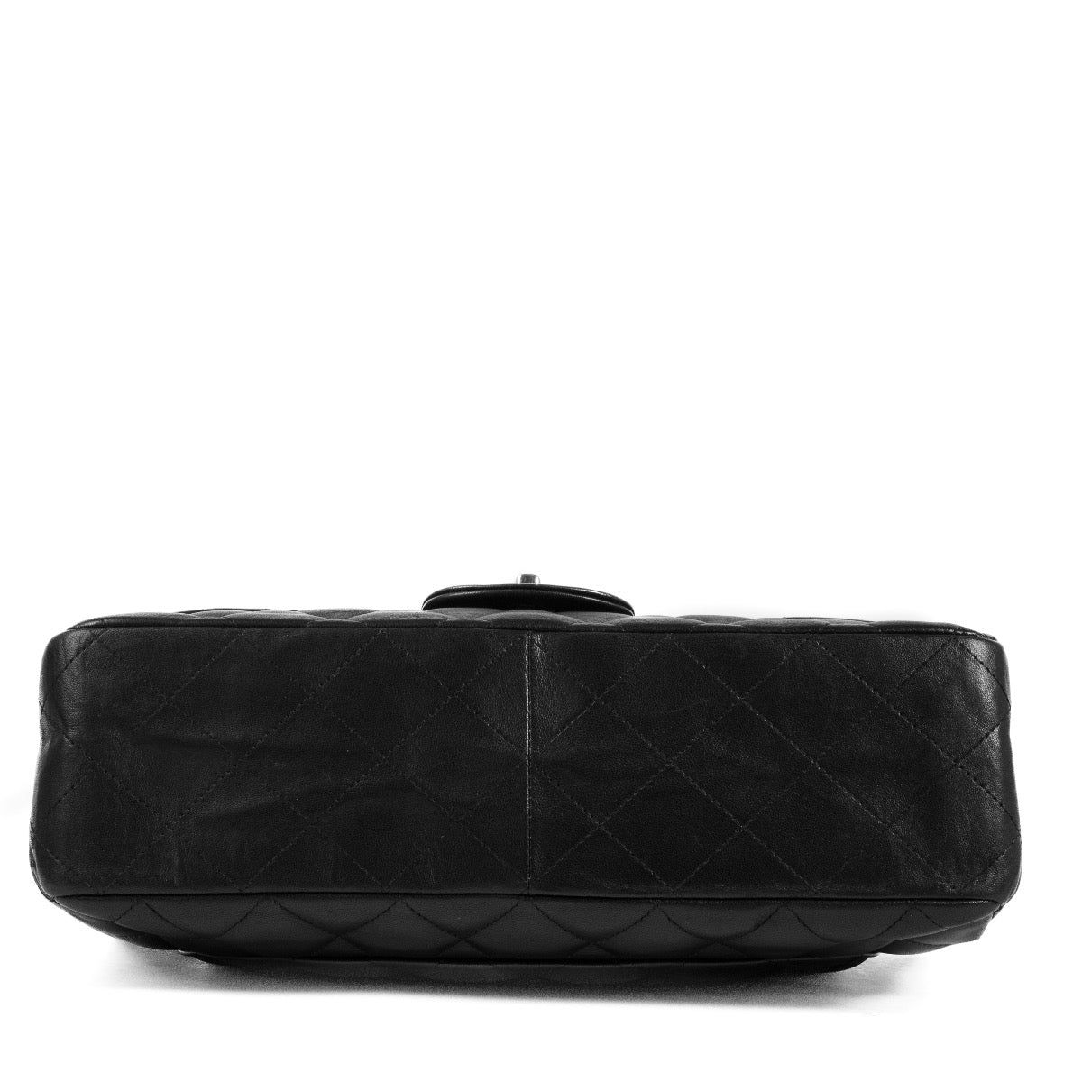 Shop safe online at Labellov in Antwerp, Brussel and Knokke this 100% authentic second hand Chanel Black Lambskin Large Classic Single Flap Bag