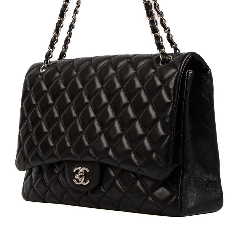 Shop safe online at Labellov in Antwerp, Brussels and Knokke this 100% authentic second hand Chanel Black Lambskin Maxi Classic Single Flap Bag