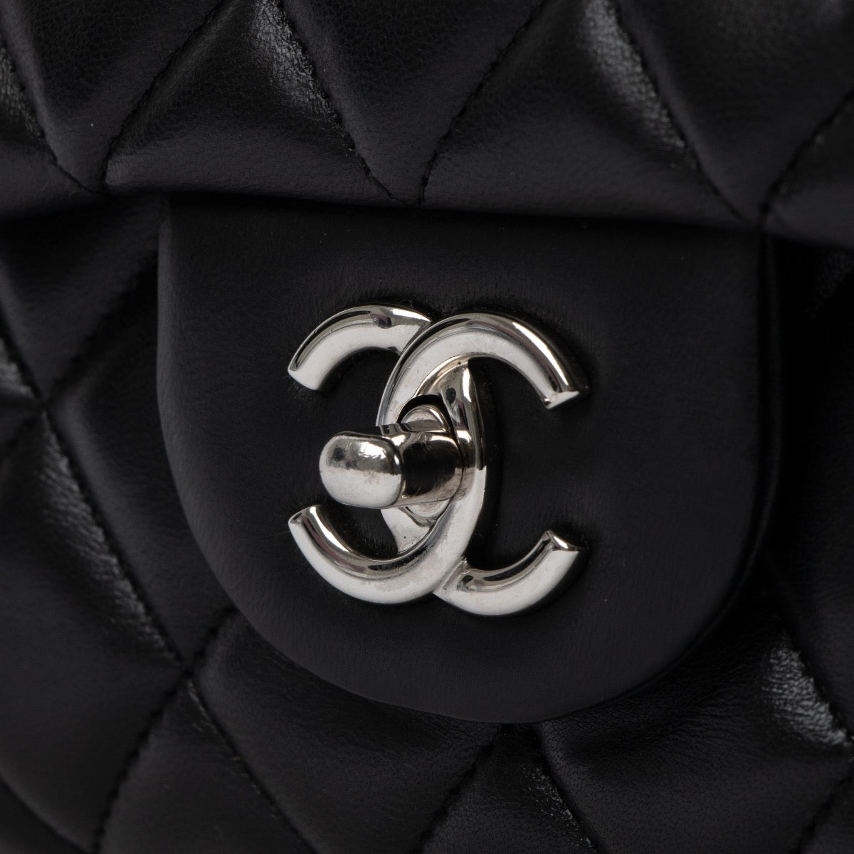 Shop safe online at Labellov in Antwerp, Brussels and Knokke this 100% authentic second hand Chanel Black Lambskin Maxi Classic Single Flap Bag
