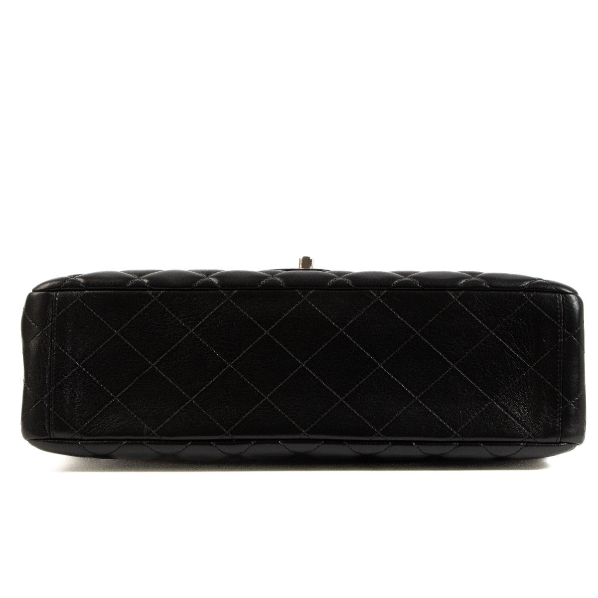 Shop safe online at Labellov in Antwerp, Brussels and Knokke this 100% authentic second hand Chanel Black Lambskin Maxi Classic Single Flap Bag
