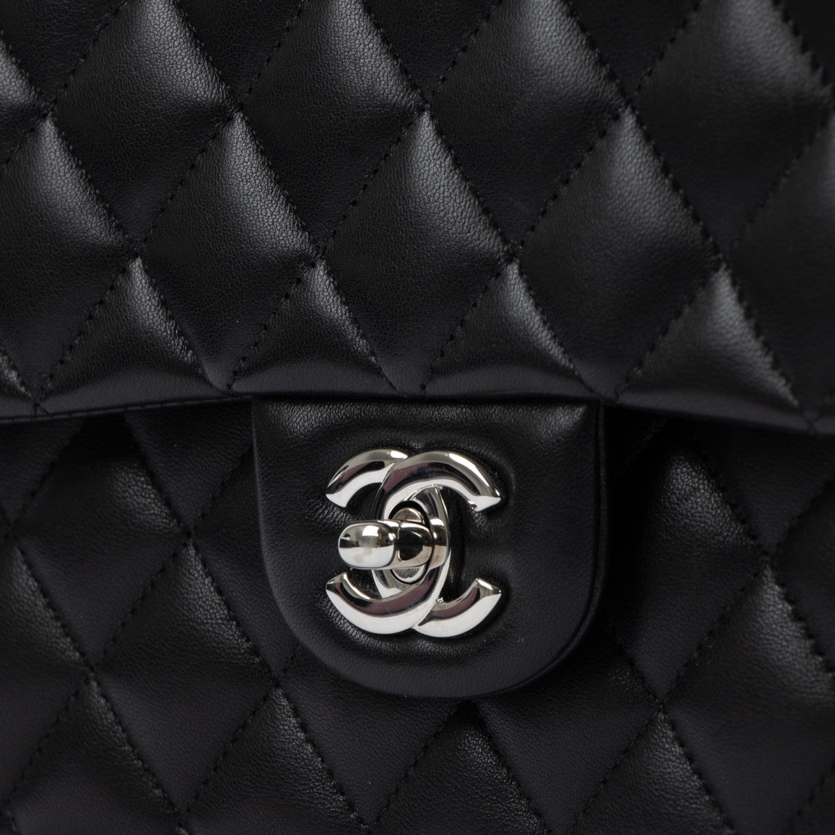 Shop safe online at Labellov in Antwerp, Brussels and Knokke this 100% authentic second hand Chanel Black Lambskin Medium Classic Flap Bag