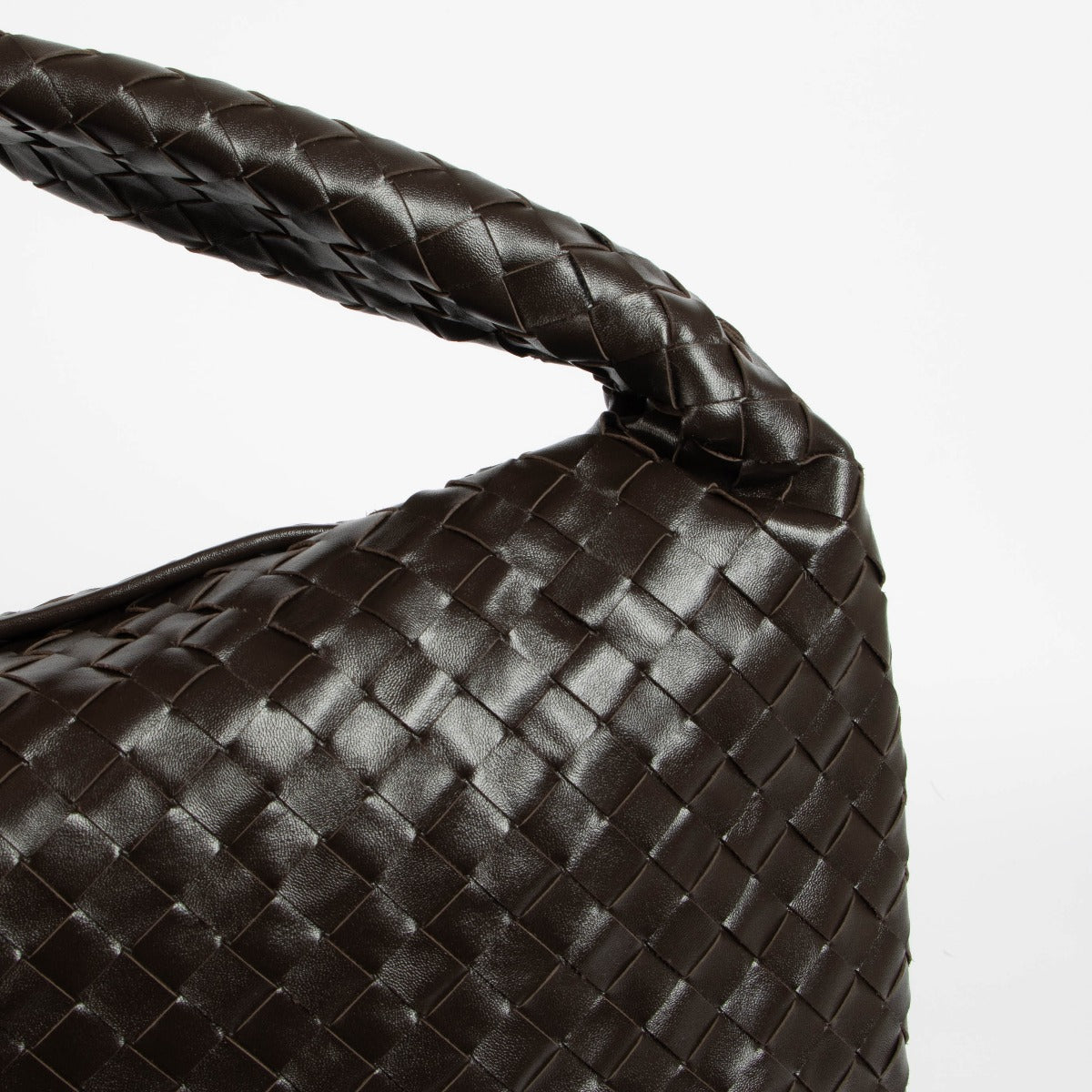 Authentic Bottega Veneta Fondant Intrecciato Large Hop Bag on Labellov.com