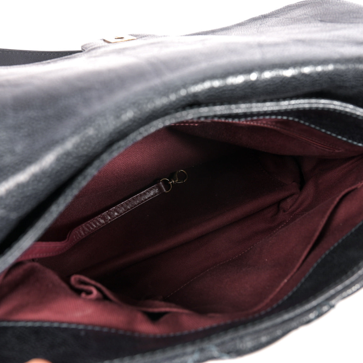 Sac à rabat Chanel en veau froissé bleu marine