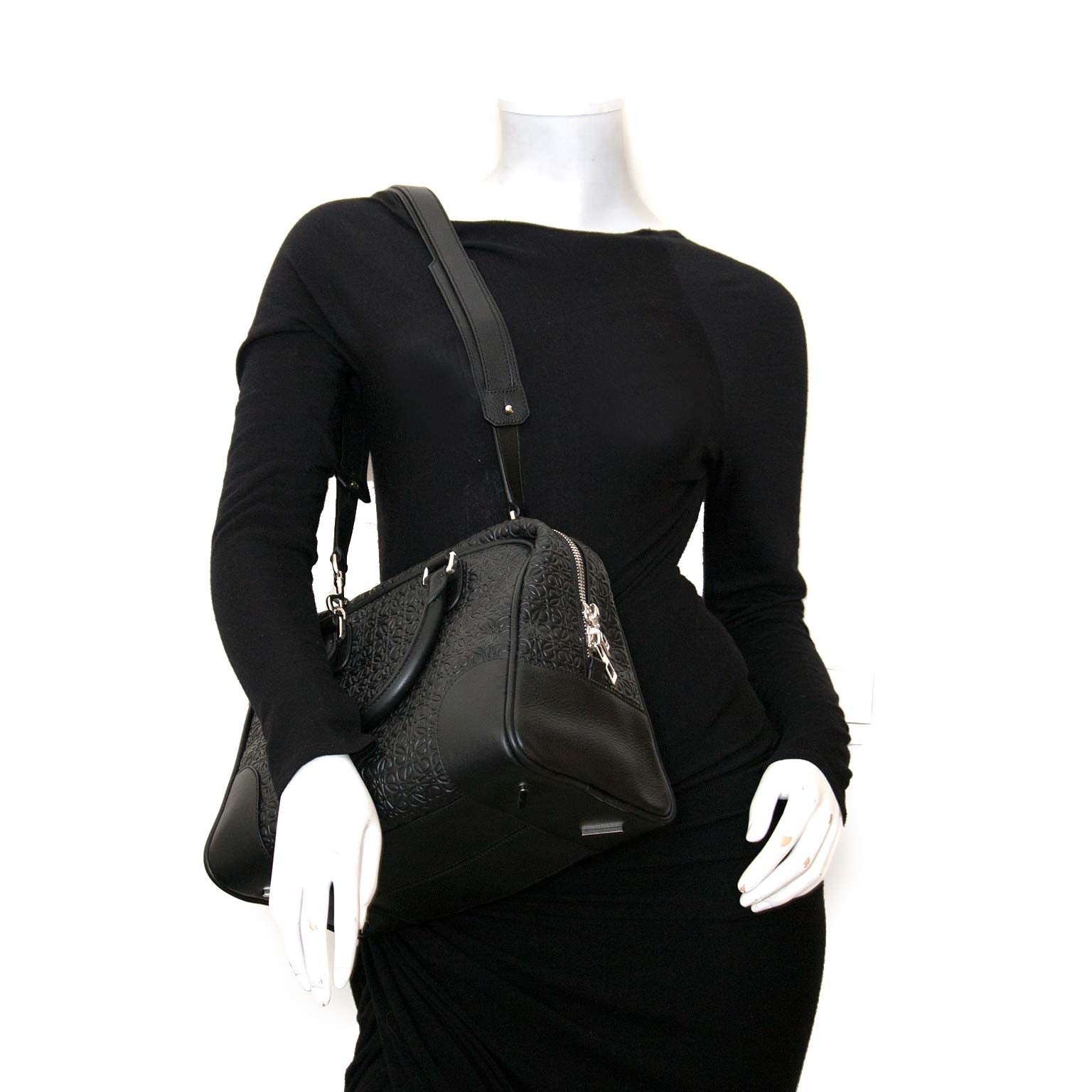 Loewe Black Bolso Amazona Medium Anagram Bag aan de beste prijs te koop bij labellov antwerpen