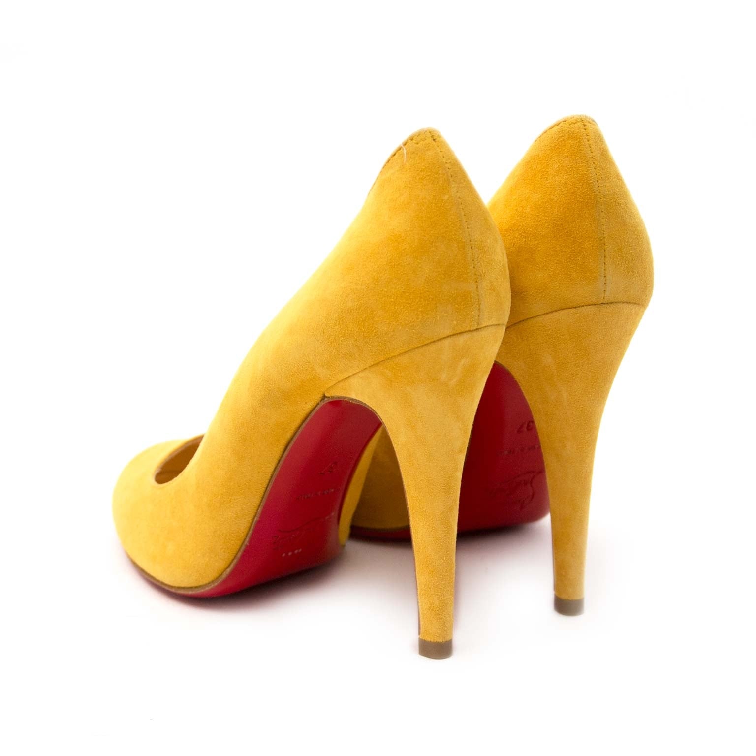 Louboutin Suede Ochre Breche - Size 37 Buy authentic designer Louboutin secondhand shoes pumps heels at Labellov at the best price. Safe and secure shopping. Koop tweedehands authentieke Louboutin schoenen pumps bij designer webwinkel labellov.