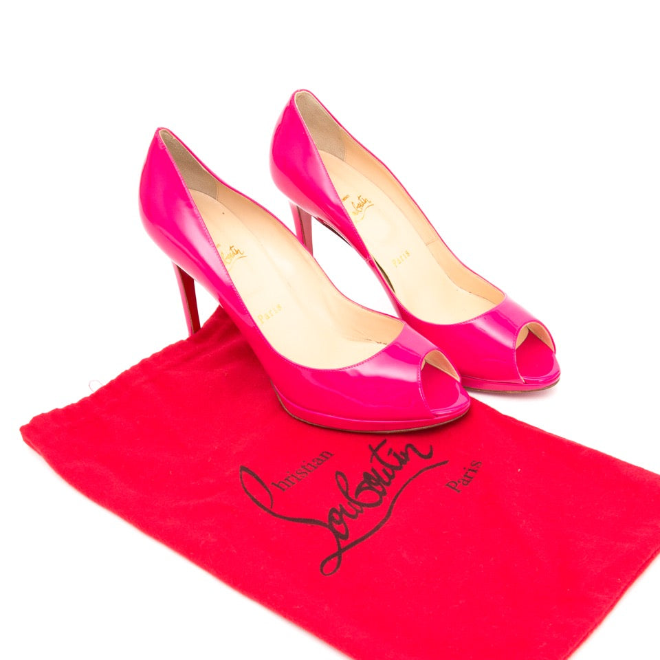 Authentieke Christian Louboutin roos lak peeptoe pumps details voor de juiste prijs bij LabelLOV vintage webshop. Christian Louboutin Pink Patent peeptoe heels. Veilig online winkelen. Luxe, vintage, mode. Antwerpen, België.