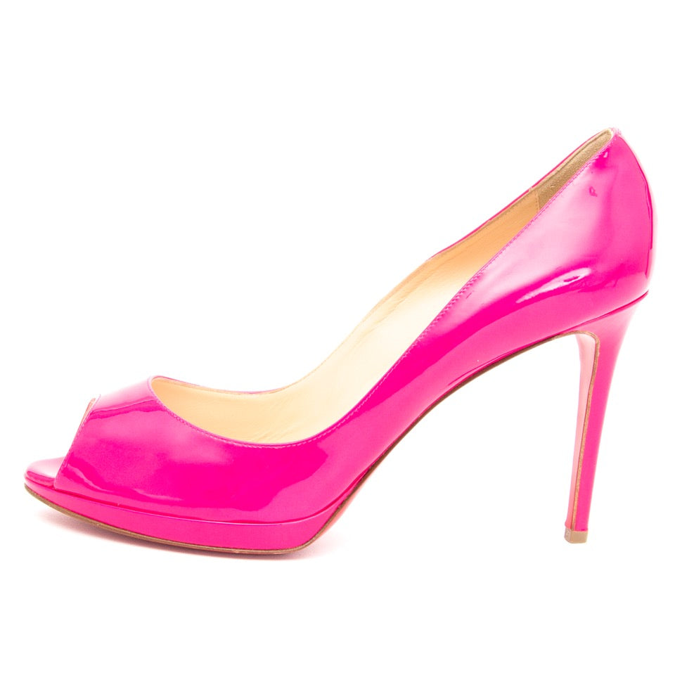 Authentieke Christian Louboutin roos lak peeptoe pumps details voor de juiste prijs bij LabelLOV vintage webshop. Christian Louboutin Pink Patent peeptoe heels. Veilig online winkelen. Luxe, vintage, mode. Antwerpen, België.