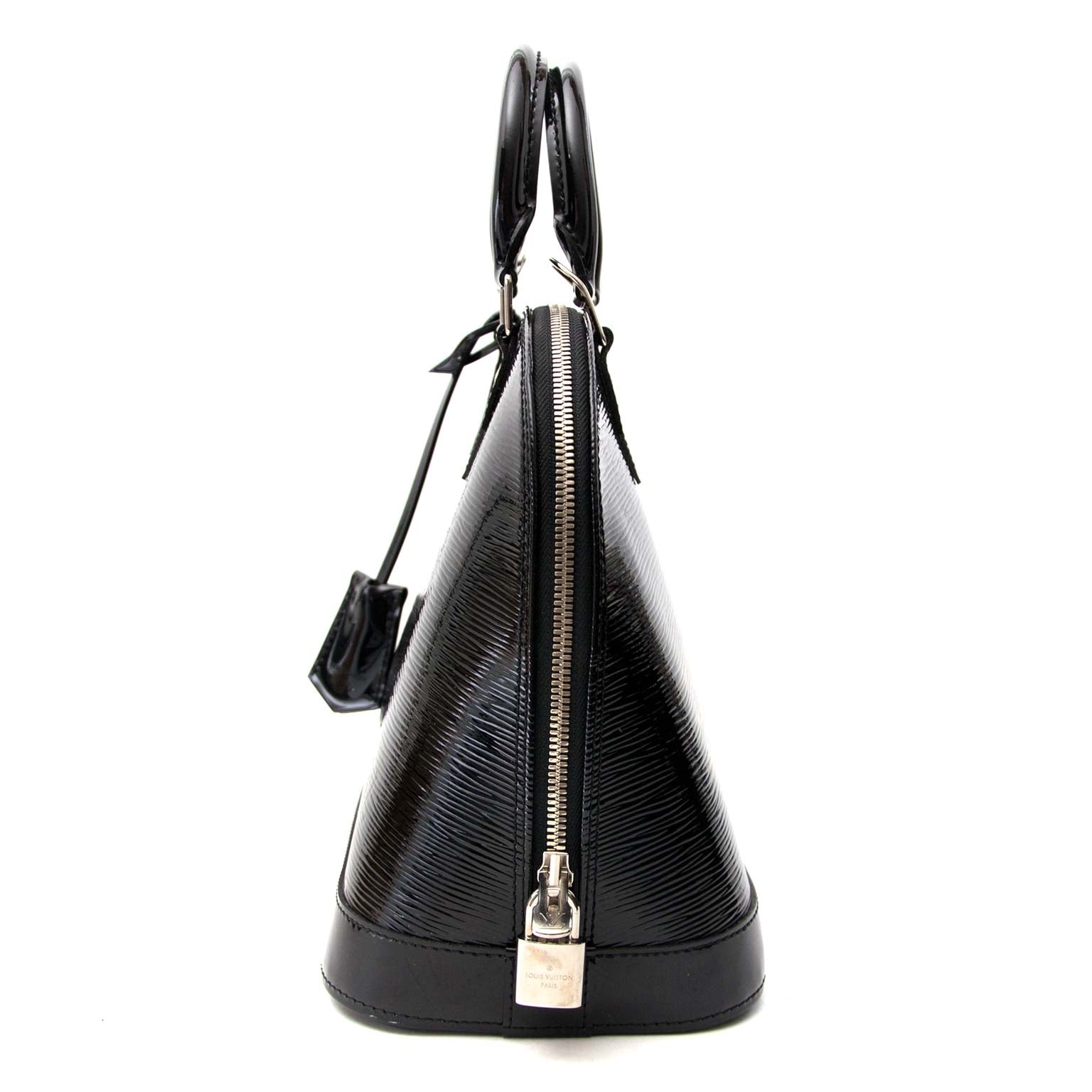 Louis Vuitton Black Alma PM Patent Bag Buy authentic designer Louis Vuitton secondhand bags at Labellov at the best price. Safe and secure shopping. Koop tweedehands authentieke Louis Vuitton tassen bij designer webwinkel labellov.