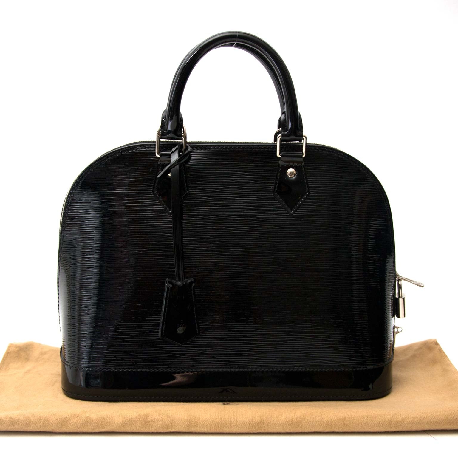 Louis Vuitton Black Alma PM Patent Bag Buy authentic designer Louis Vuitton secondhand bags at Labellov at the best price. Safe and secure shopping. Koop tweedehands authentieke Louis Vuitton tassen bij designer webwinkel labellov.