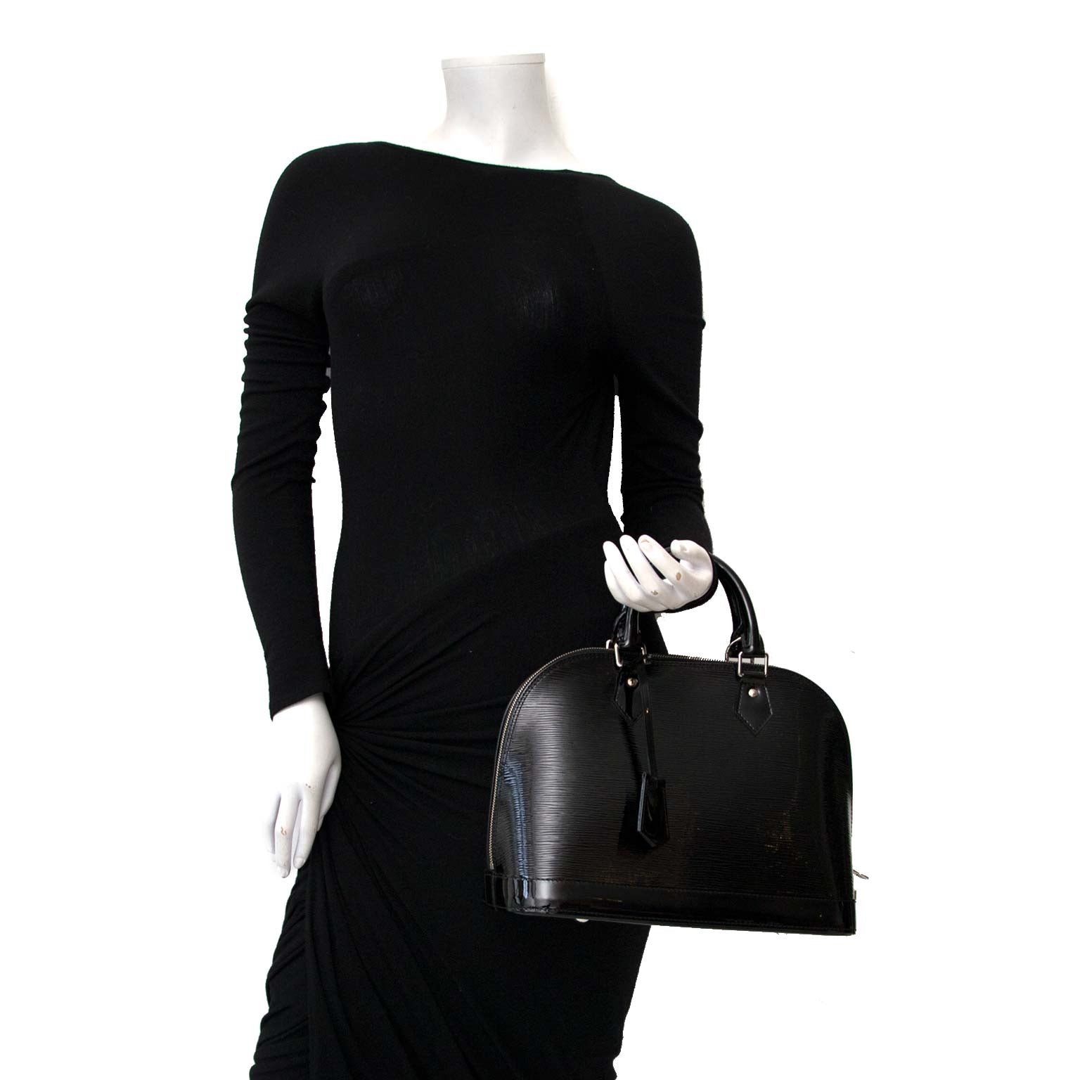 Louis Vuitton Black Alma PM Patent Bag Buy authentic designer Louis Vuitton secondhand bags at Labellov at the best price. Safe and secure shopping. Koop tweedehands authentieke Louis Vuitton tassen bij designer webwinkel labellov.