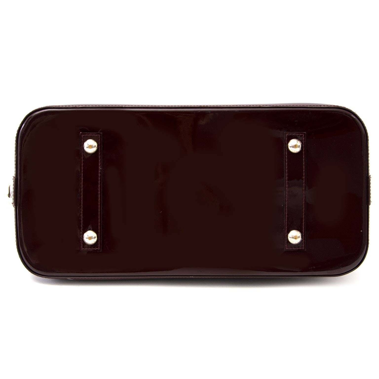koop online aan de beste prijs jou tweedehand Louis Vuitton Alma Epi Prune MM