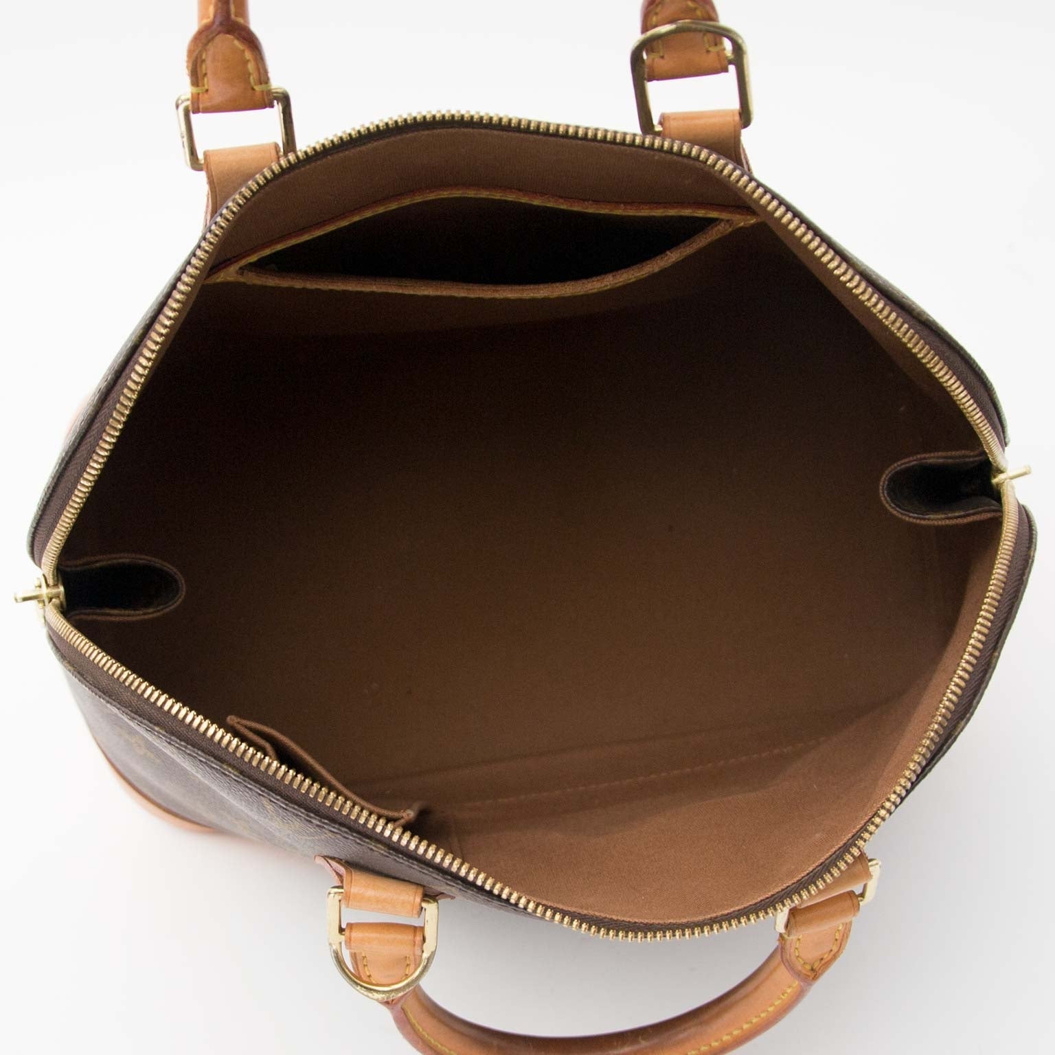Louis Vuitton Alma PM Monogram Bag Buy authentic designer Louis Vuitton LV secondhand bags at Labellov at the best price. Safe and secure shopping. Koop tweedehands authentieke Louis Vuitton tassen bij designer webwinkel labellov.