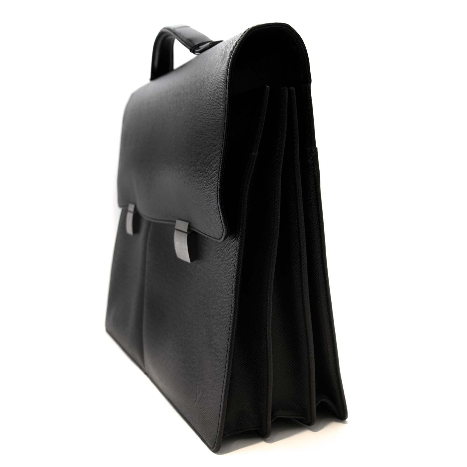 achetez en ligne Louis Vuitton Taiga Khazan Briefcase pour le meilleur prix chez Labellov à Anvers