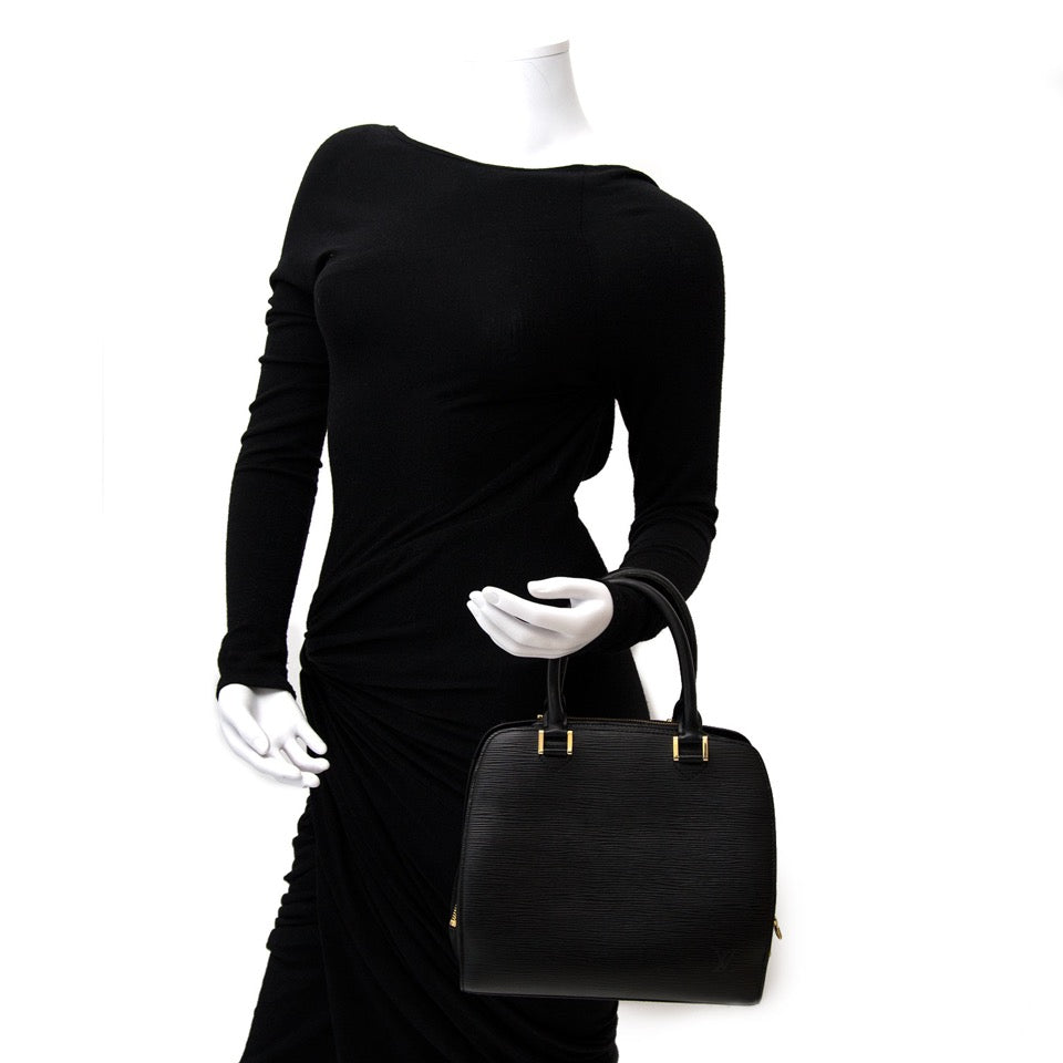Op zoek naar een designer handtas van Louis Vuitton? Louis Vuitton Black Epi Leather Handbag aan de beste prijs bij Labellov Antwerpen