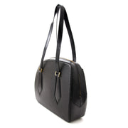 acheter en ligne pour le meilleur prix sac a main Elegant shoulder bag for everyday use. On the outside is an open slip in pocket and top is secured with double brass zipper. Inside is brown alkantra lining and with one open pocket.