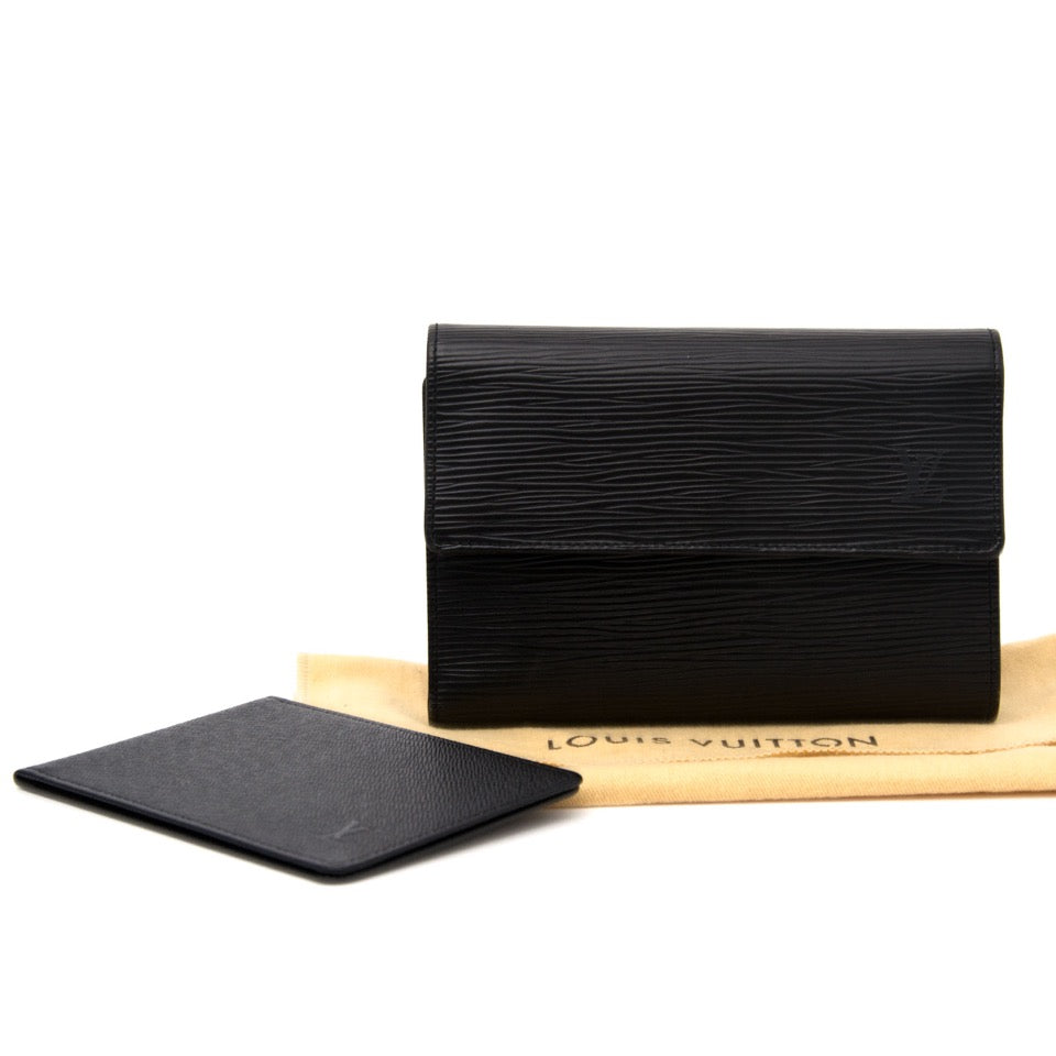 Koop en verkoop uw Louis Vuitton Black Epi Wallet snel en gemakkelijk online of in de showroom te Antwerpen