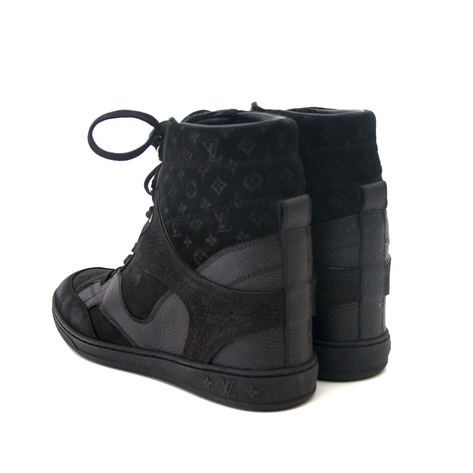 Louis Vuitton Black Cliff Top Wedge Sneakers - Size 36,5 Buy authentic designer Louis Vuitton secondhand shoes at Labellov at the best price. Safe and secure shopping. Koop tweedehands authentieke Louis Vuitton schoenen bij designer webwinkel labellov.