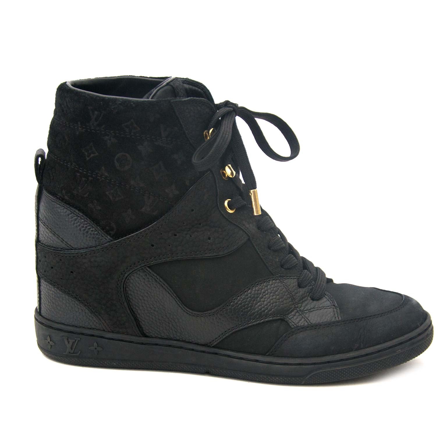 Louis Vuitton Black Cliff Top Wedge Sneakers - Size 36,5 Buy authentic designer Louis Vuitton secondhand shoes at Labellov at the best price. Safe and secure shopping. Koop tweedehands authentieke Louis Vuitton schoenen bij designer webwinkel labellov.
