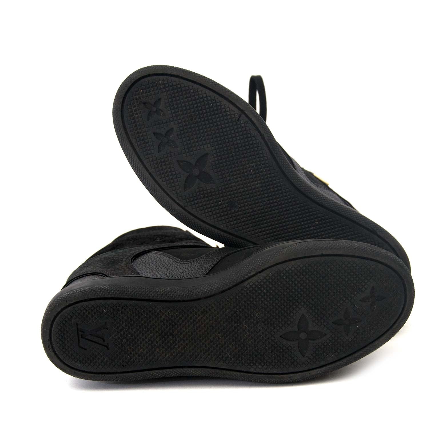 Louis Vuitton Black Cliff Top Wedge Sneakers - Size 36,5 Buy authentic designer Louis Vuitton secondhand shoes at Labellov at the best price. Safe and secure shopping. Koop tweedehands authentieke Louis Vuitton schoenen bij designer webwinkel labellov.