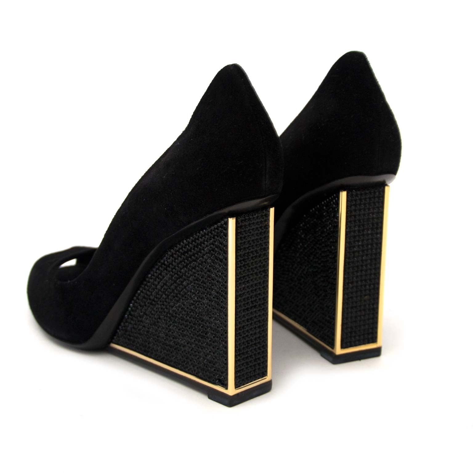 Louis Vuitton Black & Gold Glitter Wedge - Size 37 Buy authentic designer Louis Vuitton LV secondhand shoes at Labellov at the best price. Safe and secure shopping. Koop tweedehands authentieke LV schoenen sleehakken pumps bij designer webwinkel labellov.