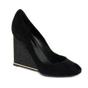 Louis Vuitton Black & Gold Glitter Wedge - Size 37 Buy authentic designer Louis Vuitton LV secondhand shoes at Labellov at the best price. Safe and secure shopping. Koop tweedehands authentieke LV schoenen sleehakken pumps bij designer webwinkel labellov.