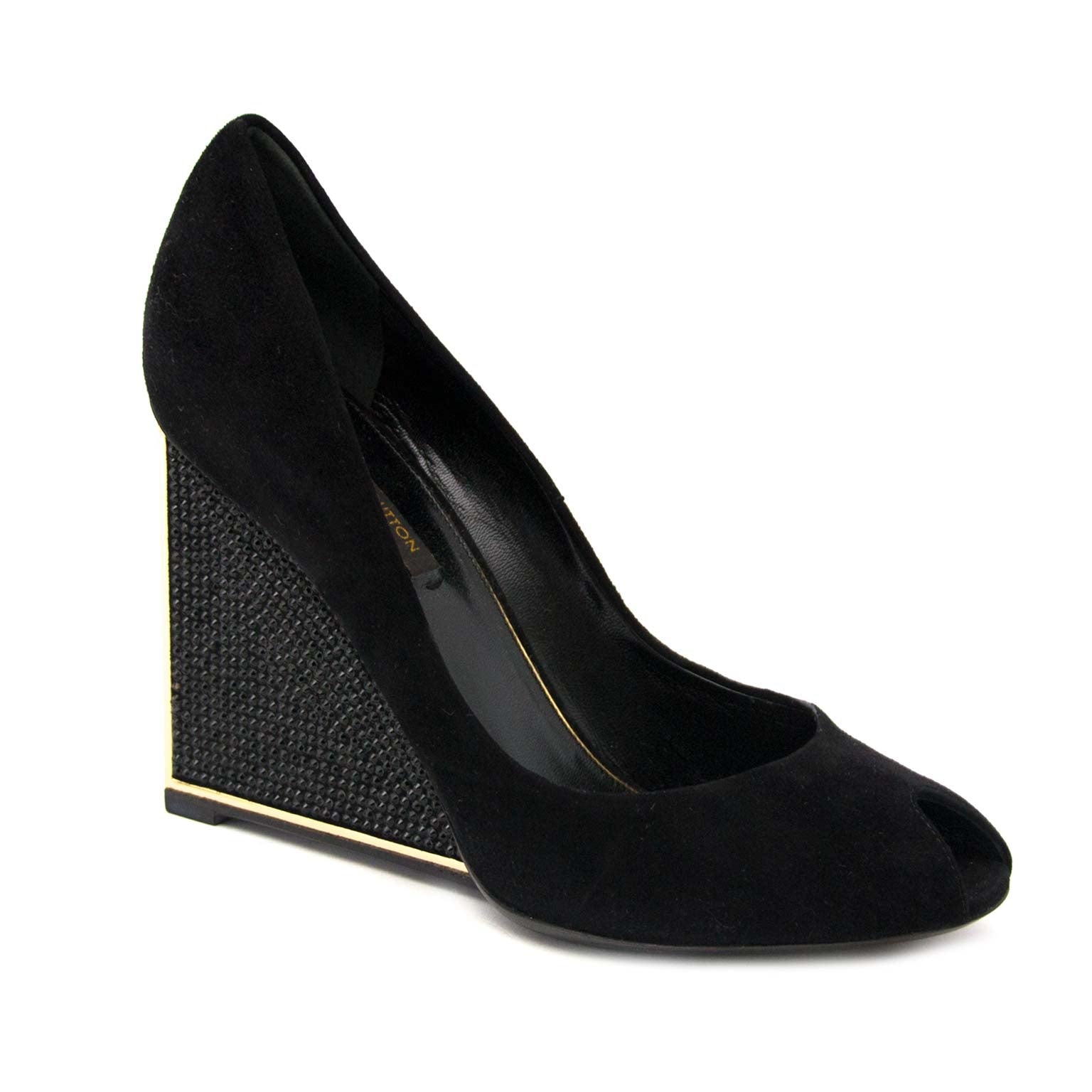 Louis Vuitton Black & Gold Glitter Wedge - Size 37 Buy authentic designer Louis Vuitton LV secondhand shoes at Labellov at the best price. Safe and secure shopping. Koop tweedehands authentieke LV schoenen sleehakken pumps bij designer webwinkel labellov.
