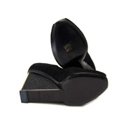Louis Vuitton Black & Gold Glitter Wedge - Size 37 Buy authentic designer Louis Vuitton LV secondhand shoes at Labellov at the best price. Safe and secure shopping. Koop tweedehands authentieke LV schoenen sleehakken pumps bij designer webwinkel labellov.
