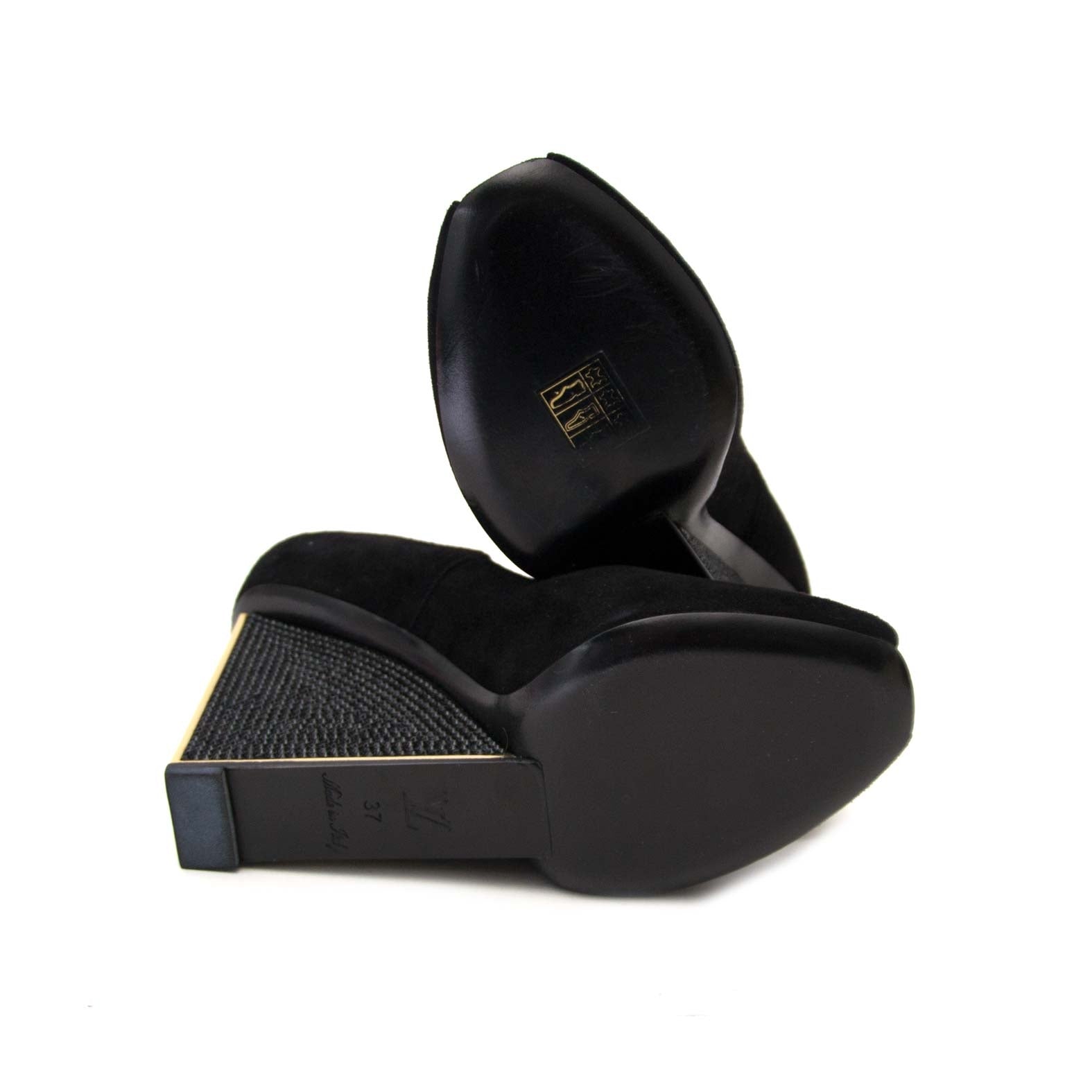 Louis Vuitton Black & Gold Glitter Wedge - Size 37 Buy authentic designer Louis Vuitton LV secondhand shoes at Labellov at the best price. Safe and secure shopping. Koop tweedehands authentieke LV schoenen sleehakken pumps bij designer webwinkel labellov.